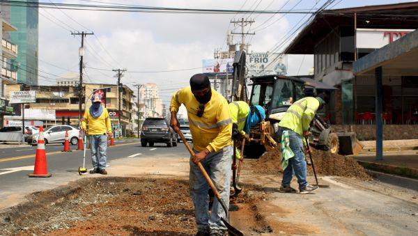 Trabajos de reposición de losa y acondicionamiento de cunetas realiza el MOP en diversos puntos de la capital