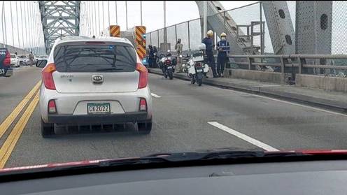 Policía Nacional evita que una persona se lance del Puente de Las Américas