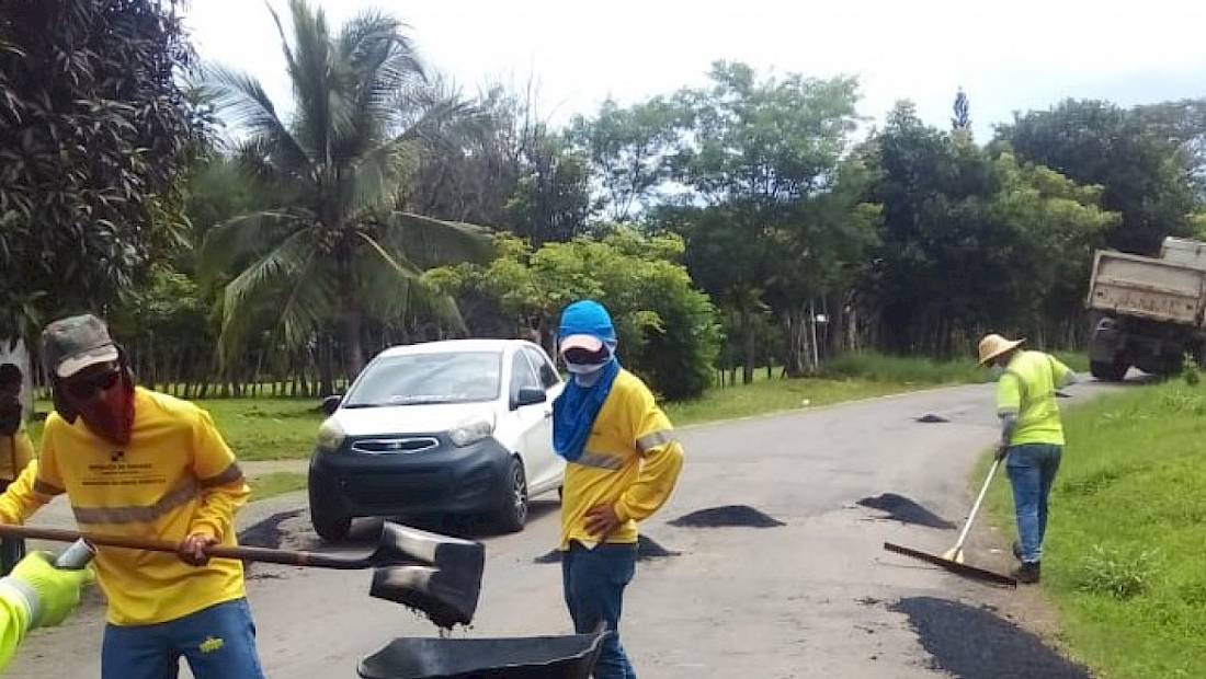 MOP atiende vías y caminos en el distrito de Barú