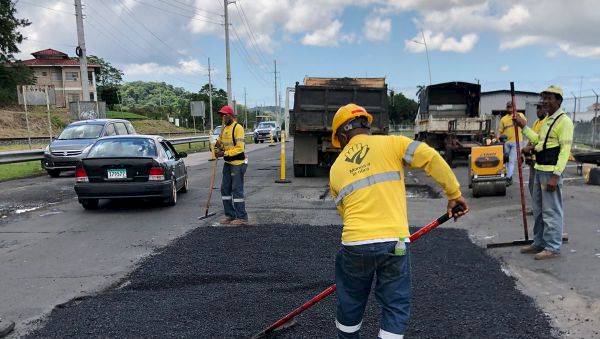 Se realiza jornada de bacheo en la avenida Omar Torrijos