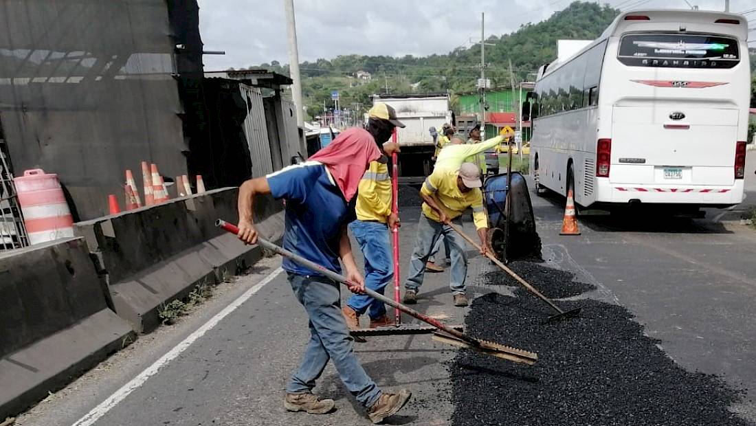 MOP de Panamá Oeste restaura tramo en La Pesa y realiza desmonte manual y mecanizado