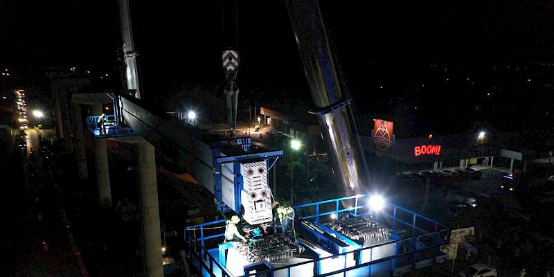 Se da la izada la primera viga de rodaje en el viaducto de la Línea 3 del Metro