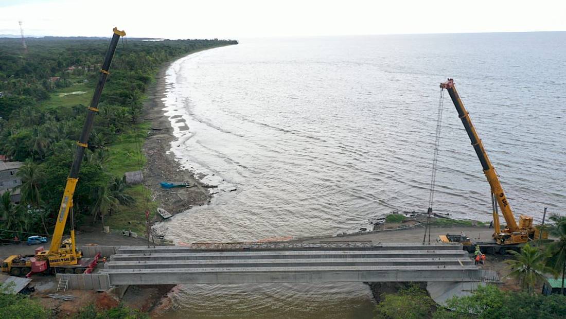 Avanza la colocación de vigas en el puente vehicular sobre el río Salud, en Colón