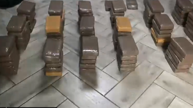 Incautan 123 paquetes con droga y un arma dentro de un auto en Colón