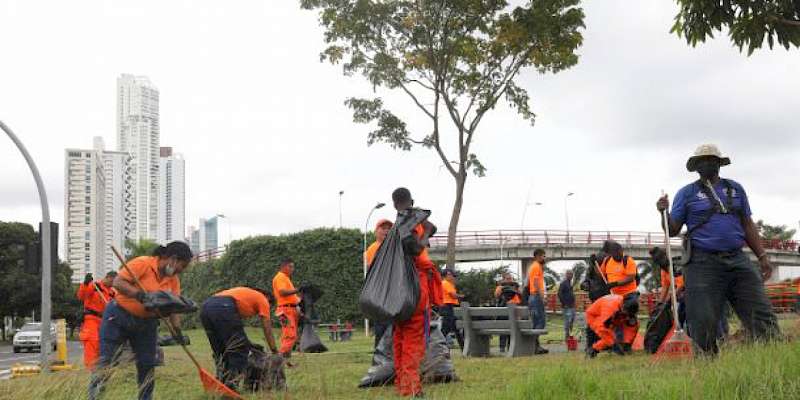 Continúa la jornada interinstitucional de limpieza en la Cinta Costera y la Calzada de Amador