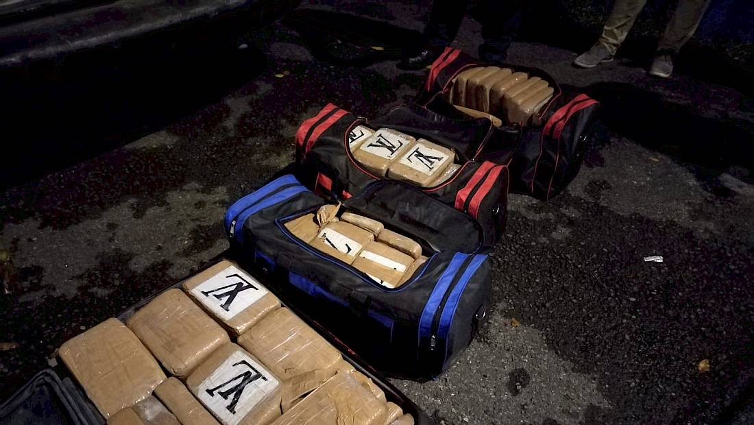 Ubican 141 paquetes con droga dentro de un auto en Villa Guadalupe