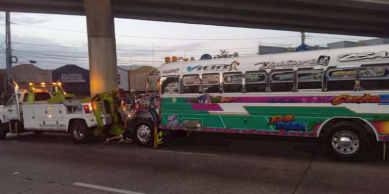 Policía de Tránsito retiene al conductor de un bus por una regata en Panamá Este