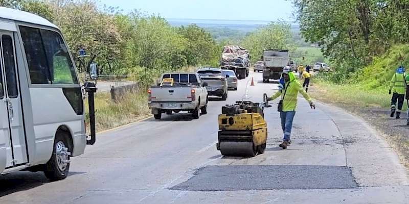 Intensifican trabajos de restauración vial en la carretera Panamericana en Loma Campana