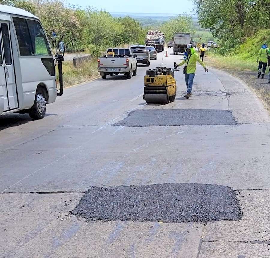 Intensifican trabajos de restauración vial en la carretera Panamericana en Loma Campana