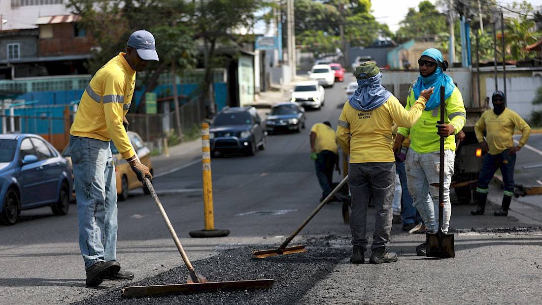 Cuadrillas de mantenimiento vial del MOP continúan con el operativo en distintos puntos de la Ciudad Capital