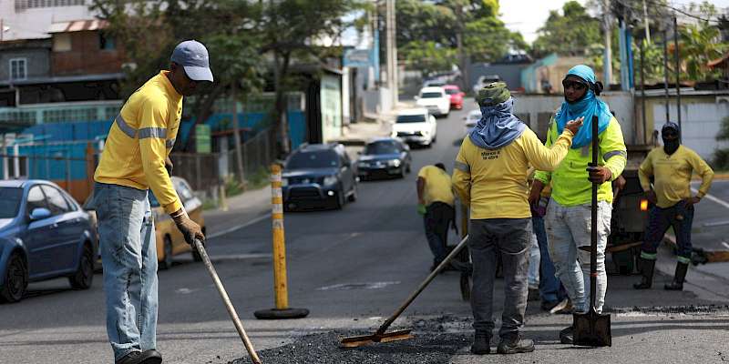 Cuadrillas de mantenimiento vial del MOP continúan con el operativo en distintos puntos de la Ciudad Capital