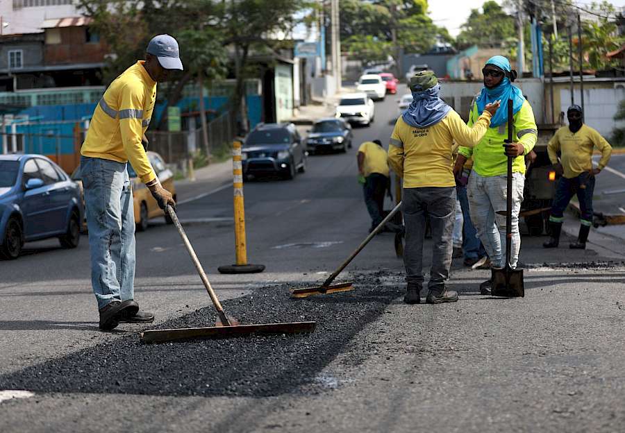Cuadrillas de mantenimiento vial del MOP continúan con el operativo en distintos puntos de la Ciudad Capital