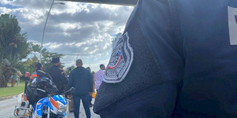 Fuerza de Tarea Conjunta evita que una mujer se lanzara de un puente peatonal en la Cinta Costera