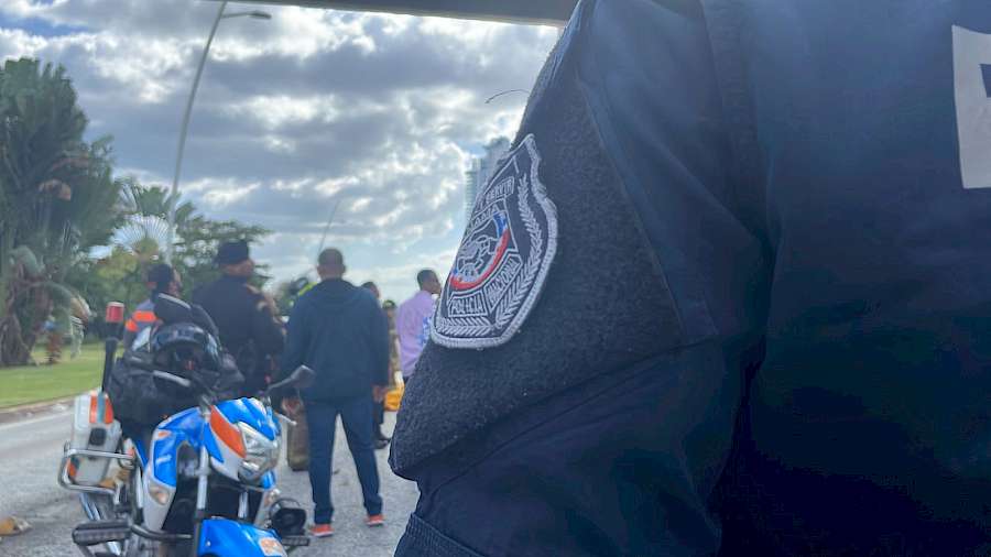 Fuerza de Tarea Conjunta evita que una mujer se lanzara de un puente peatonal en la Cinta Costera