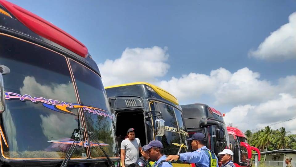 La ATTT inspeccionó buses en Darién que trasladan migrantes