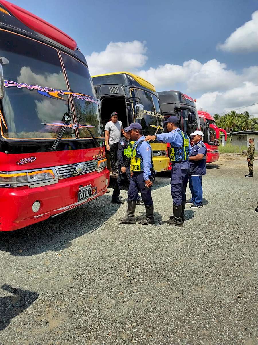 La ATTT inspeccionó buses en Darién que trasladan migrantes