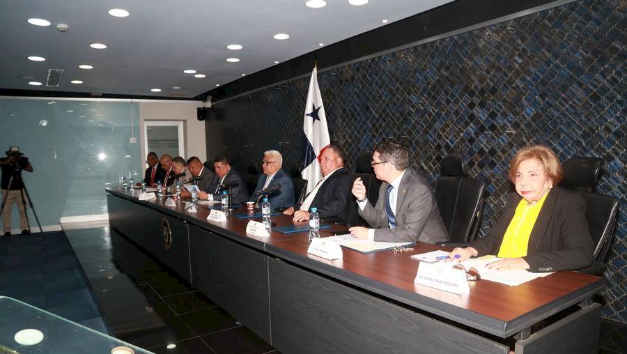 A segundo debate proyecto de ley que regulará el uso de plataformas tecnológicas que prestan servicios de taxi de lujo