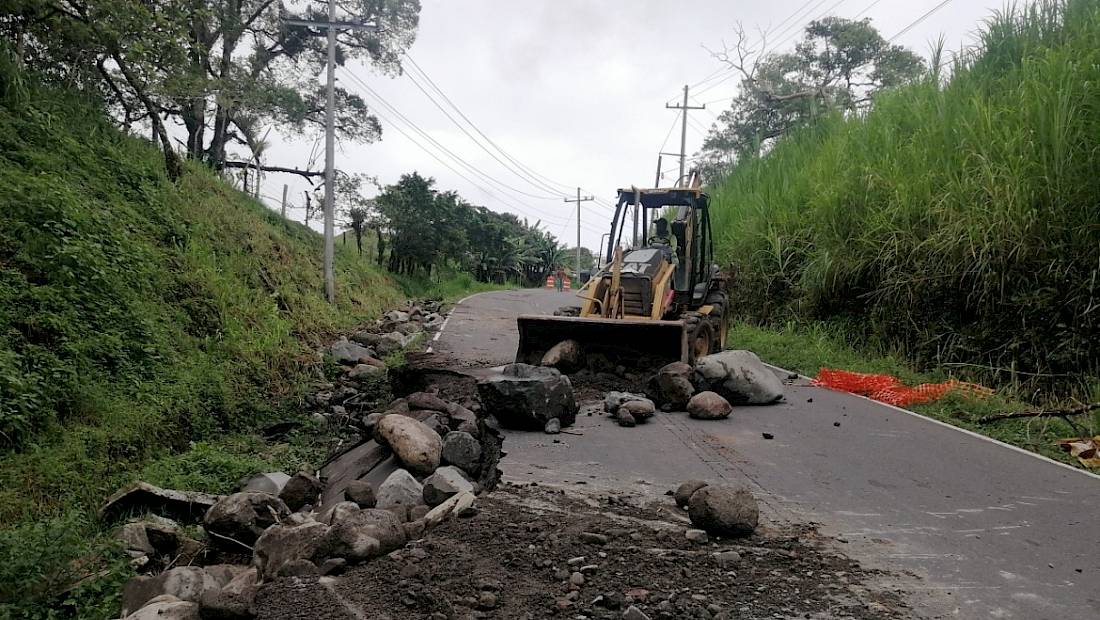 MOP realiza reparación de tramo afectado en la vía Volcán a Río Sereno