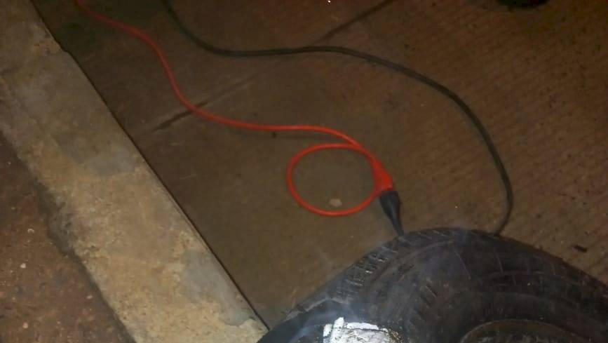 Policía da con el hallazgo de presunta droga y arma de fuego ocultas en la llanta de un auto