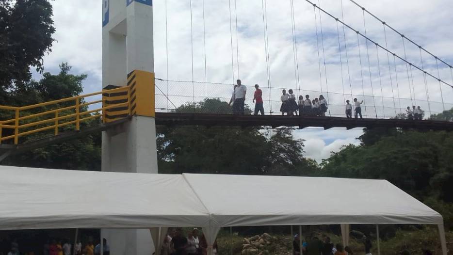 MOP entrega puente peatonal zarzo sobre el río Tabasará en Tolé