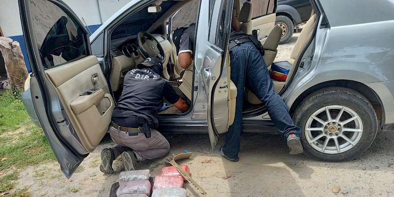 Policía ubica 22 paquetes de presunta droga y tres armas de fuego dentro de un vehículo en Chame