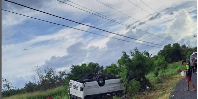 Bus con 34 pasajeros, se volcó en Punta Chame