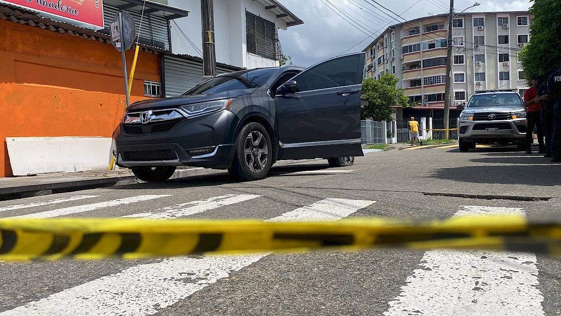 Un arma de fuego incautada y dos personas aprehendidas en una persecución policial