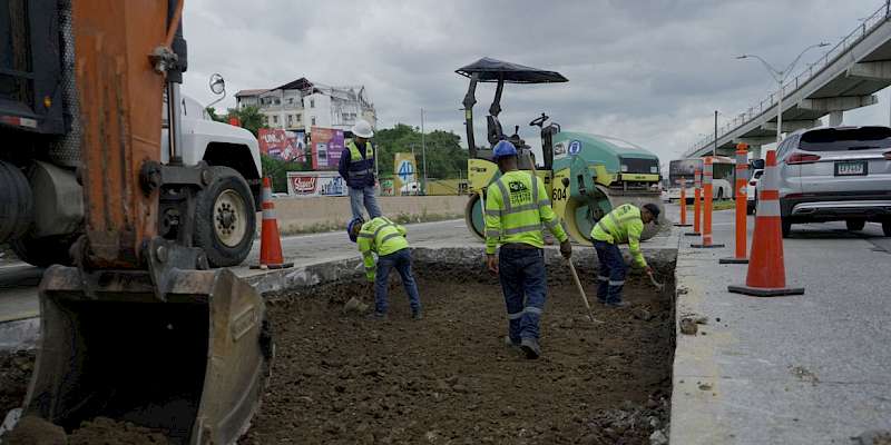 Ministro Sabonge inspecciona trabajos de reposición de losas de concreto cerca de la rotonda Roosevelt