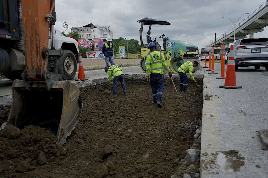 Ministro Sabonge inspecciona trabajos de reposición de losas de concreto cerca de la rotonda Roosevelt