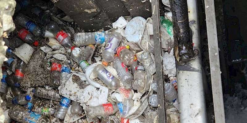 Gran cantidad de basura obstruye el sistema de drenaje en la ciudad de Colón