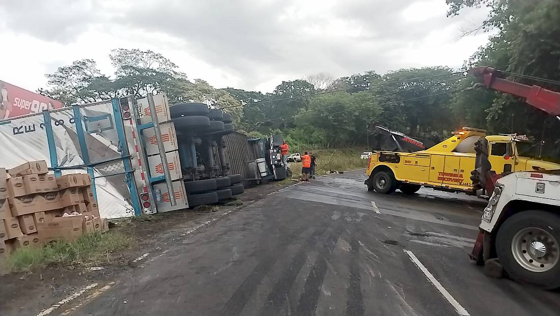 Camión con carga se volcó en la vía Interamericana en Campana