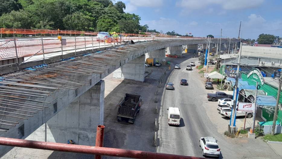 Cambios en la circulación de vehículos en los carriles paralelos a la construcción del viaducto de La Chorrera