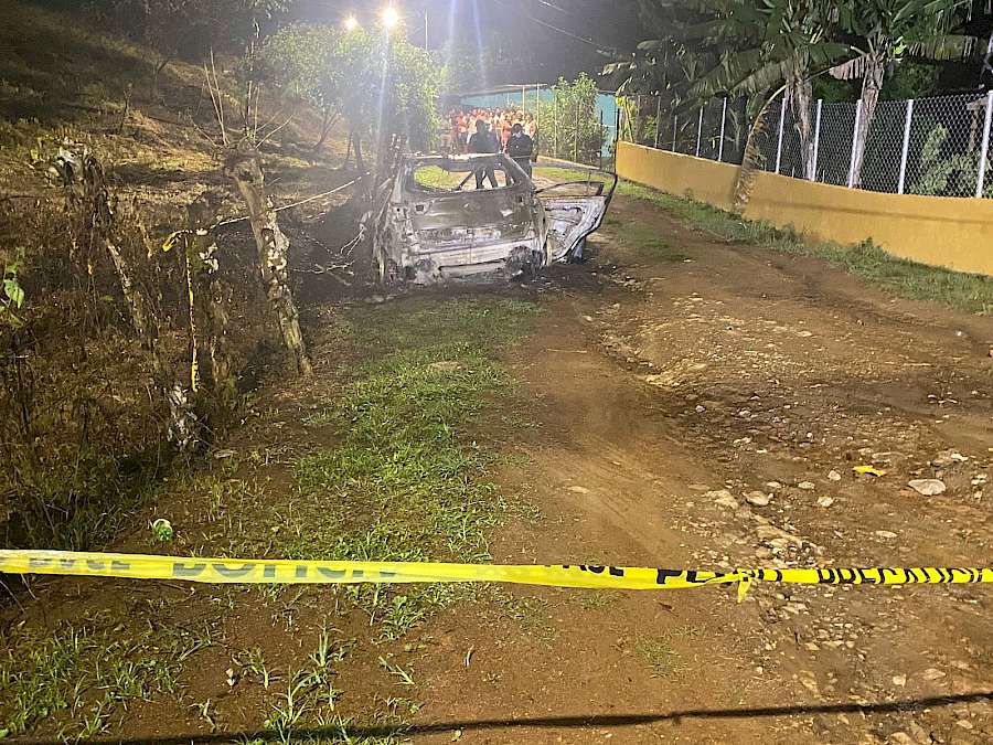 Ubican dos cuerpos calcinados dentro un auto en Colón