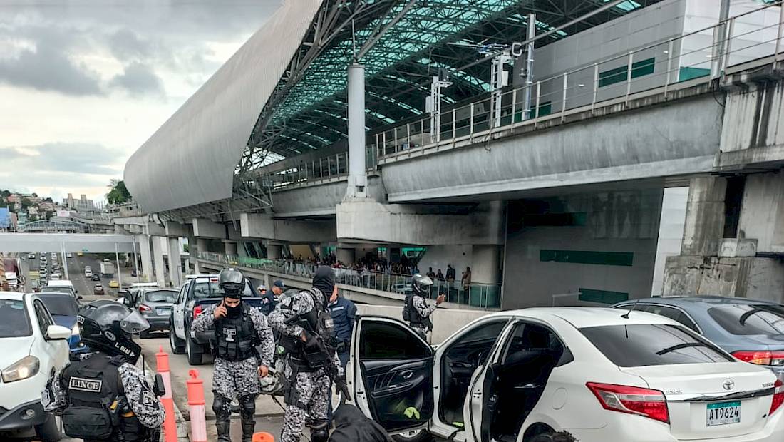 Dos mujeres y un menor de edad detenidos tras asalto a un conductor de plataforma digital