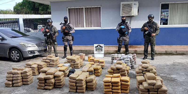 Decomisan 400 paquetes con droga que estaban dentro de un busito
