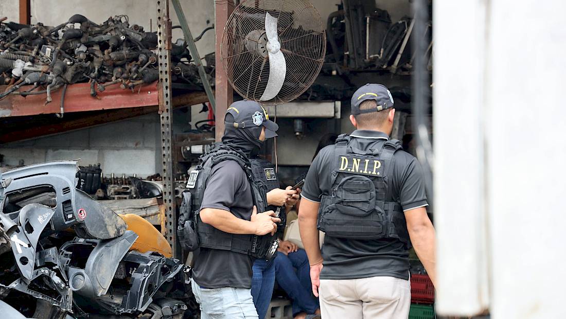 Allanan locales de rastros en busca de piezas y autos robados