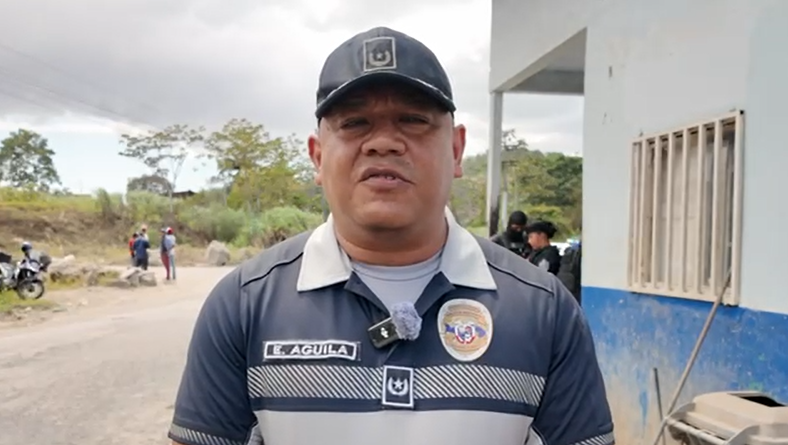 Conductor de taxi embiste a unidades policiales al intentar evadir sanción por infringir reglamento de tránsito