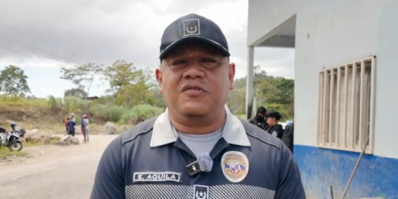 Conductor de taxi embiste a unidades policiales al intentar evadir sanción por infringir reglamento de tránsito