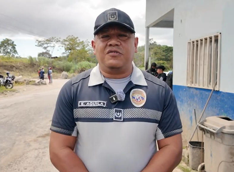 Conductor de taxi embiste a unidades policiales al intentar evadir sanción por infringir reglamento de tránsito